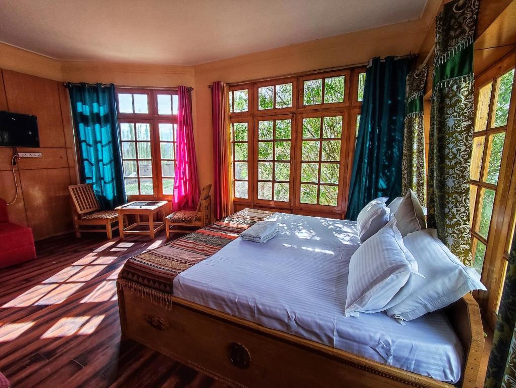 列城Snow Lion Ladakh的一间设有床铺的卧室,位于带窗户的房间内