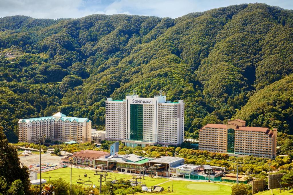 洪川郡Vivaldi Park的山前建筑物的空中景观