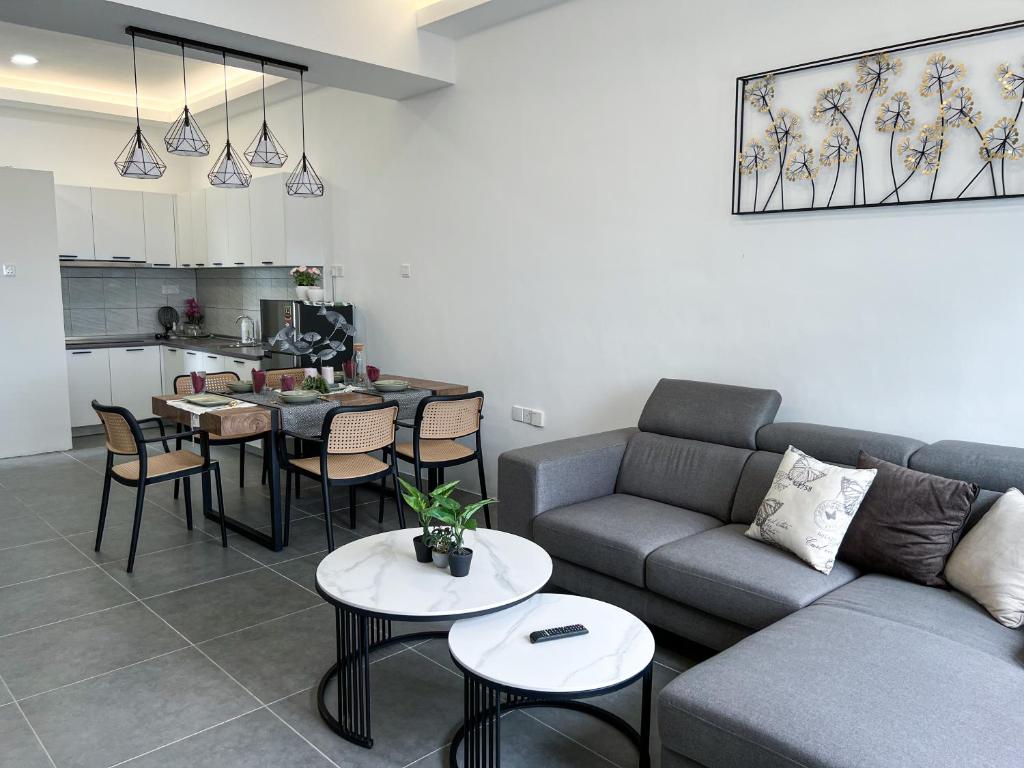 瓜埠Ins2 Langkawi Apartment Kuah的带沙发和桌子的客厅以及厨房。