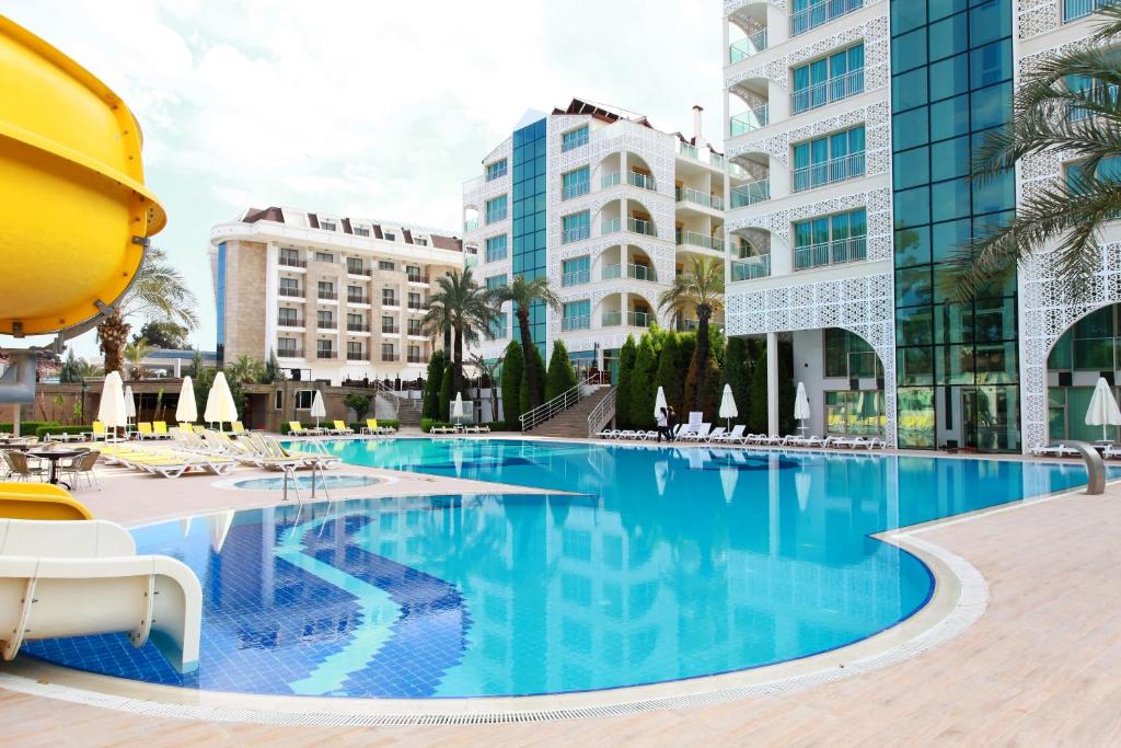 贝尔迪比Grand Ring Hotel的一座位于酒店内部的游泳池,其建筑背景为: