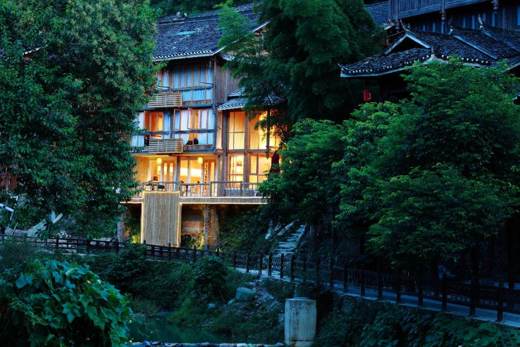 黎平县侗赏艺术主题酒店的前面有一条河流的大房子