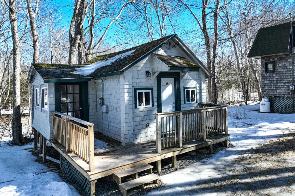 Otter CreekDavis Cabin的雪地中带甲板的小房子