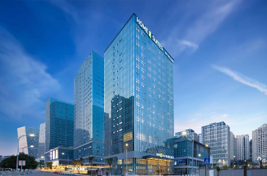 重庆重庆渝北希尔顿惠庭酒店的一座高大的建筑,城市里有很多窗户