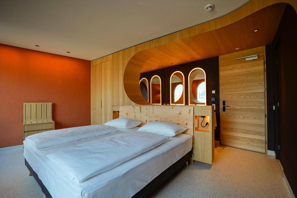 博尔扎诺La Briosa的卧室配有白色大床和橙色墙壁