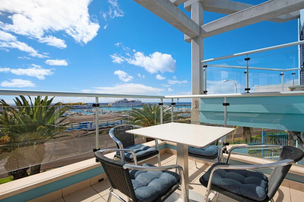 莫罗德哈布雷Casa Mar y Luz的海景阳台上的桌椅