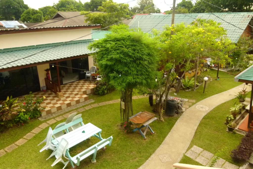 Kampung TekekCheers Garden Chalet的享有公园顶部的景色,公园内有长凳和树木