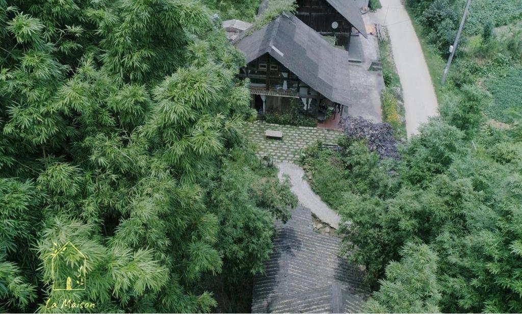 萨帕La Maison House & Bungalow的享有被树木环绕的房屋的顶部景致