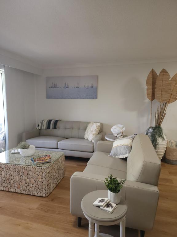 黄金海岸Bayview Bay Apartment and Marina的客厅配有沙发和桌子