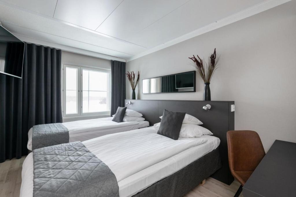 海门林纳原创索克斯酒店瓦库娜花门琳娜的酒店客房配有两张床和一张书桌