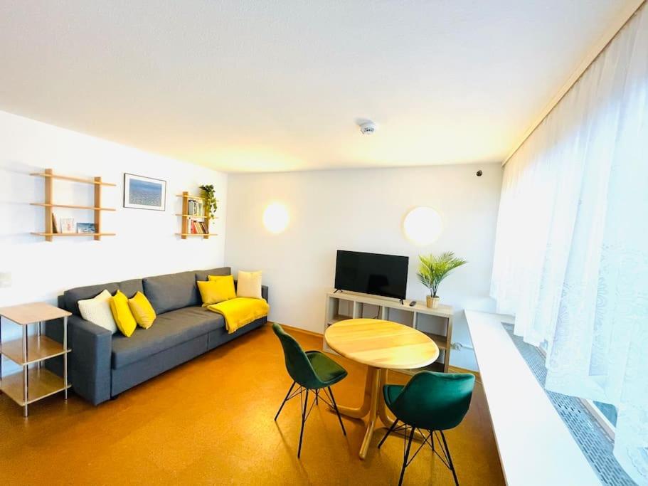 上施陶芬Mountains–Allgäu Living – 40sqm的客厅配有沙发和桌子