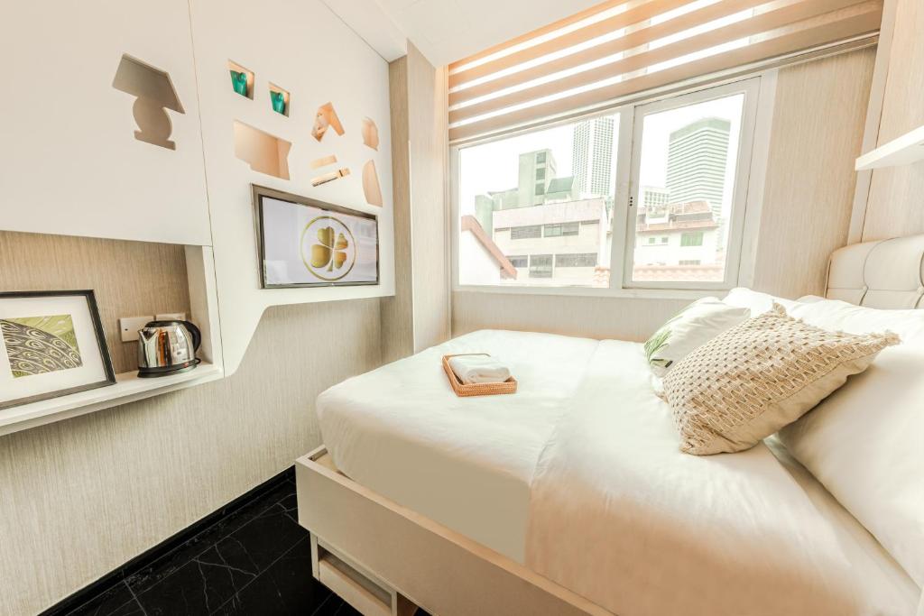 新加坡D'Nova Hotel Bugis的小房间设有两张床和窗户