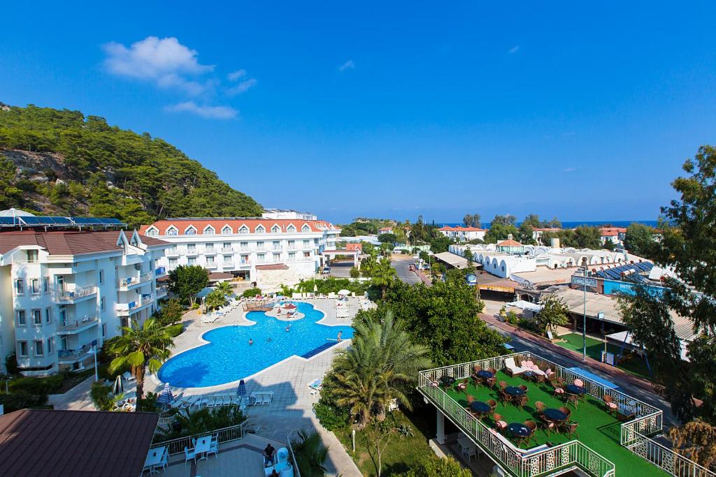 安塔利亚MIRAMOR HOTEL & Spa - ULTRA ALL INCLUSIVE的享有带游泳池的度假村的空中景致