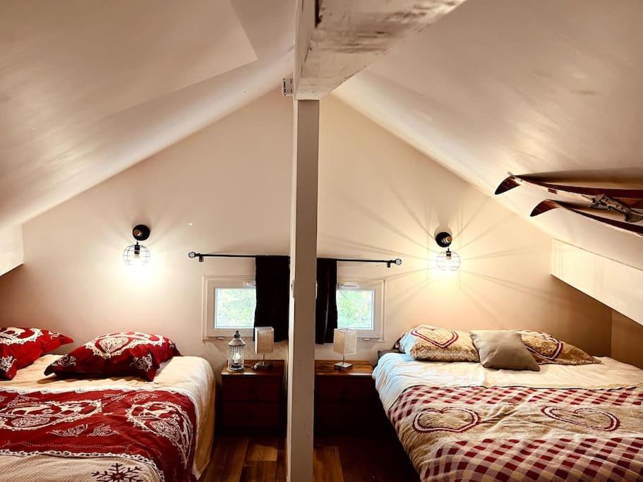 梅塔比耶Chalet cosy avec vue dégagée的阁楼上的卧室配有两张床
