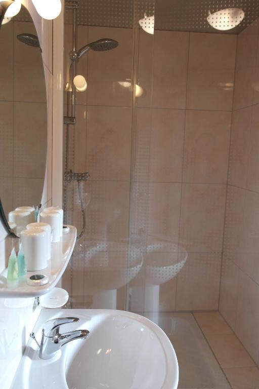 安蓓祖姆金哈恩旅馆的浴室配有白色水槽和淋浴。