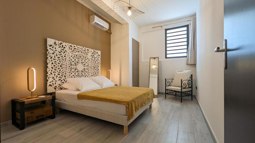 埃唐萨莱莱班海滩Villa des 3 sables, CAPUCIN的一间卧室设有一张床和一个窗口