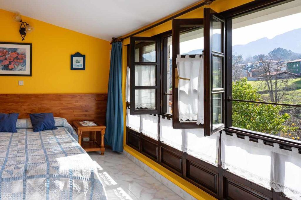 PorrúaCasa rural El Cotero Lines的一间卧室设有一张床和美景窗户。
