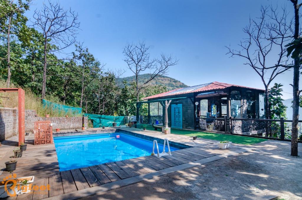 浦那Ekayana Resorts and Agri Tourism, Mulshi的一座带游泳池和凉亭的房子
