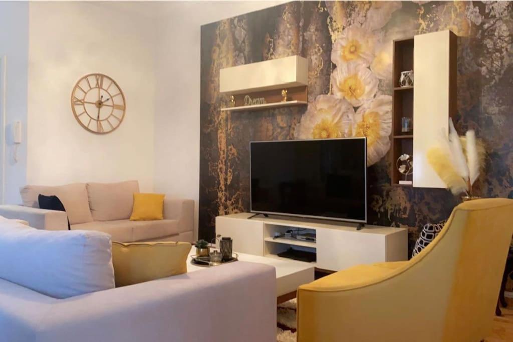 SahlineOutstanding Two bedroom Apartment的带沙发和电视的客厅