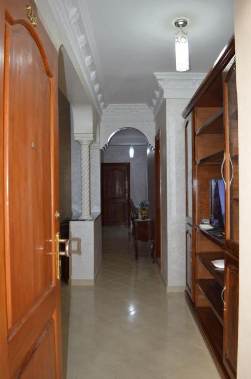 阿加迪尔Appartement idéal Riad Al salam à 8 minutes de la plage du centre ville,Wifi et parking gratuits的走廊,带门的房间,带走廊的房间