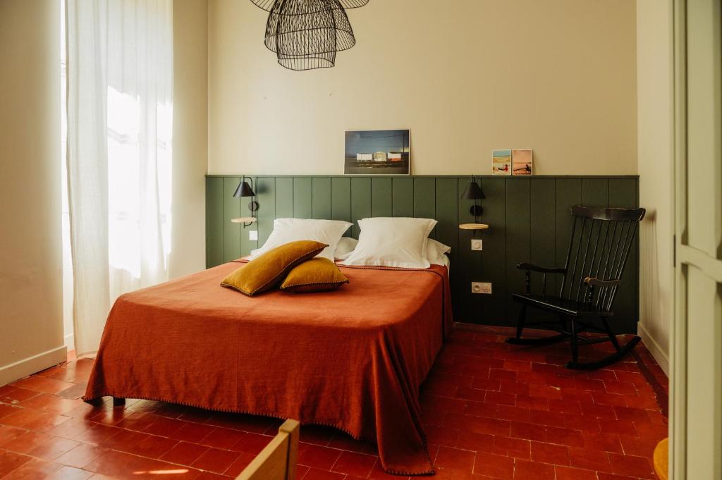 格吕桑La Maison de Gruissan的一间卧室配有一张带两个枕头的床