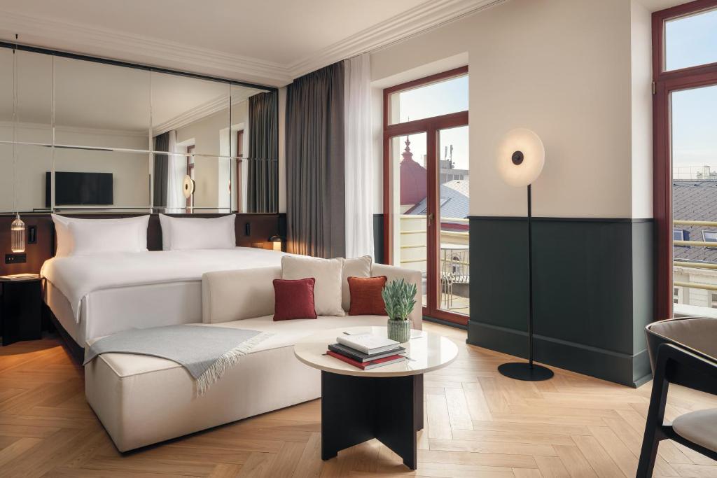 布拉格Almanac X Alcron Prague的酒店客房设有一张沙发和一张床