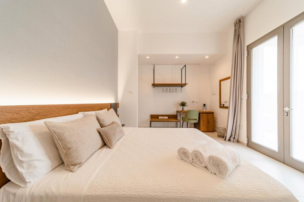 奥特朗托Sarmenti Agriresort的卧室配有白色大床和白色枕头