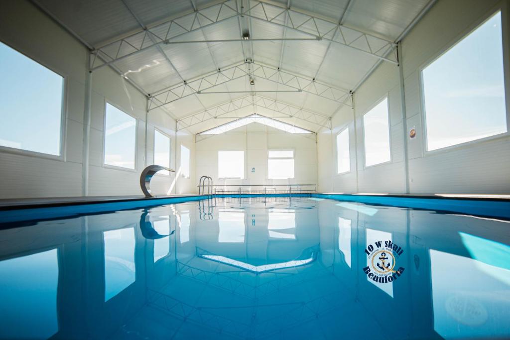 鲁斯诺沃10 w skali Beauforta的大楼内的一个蓝色海水游泳池