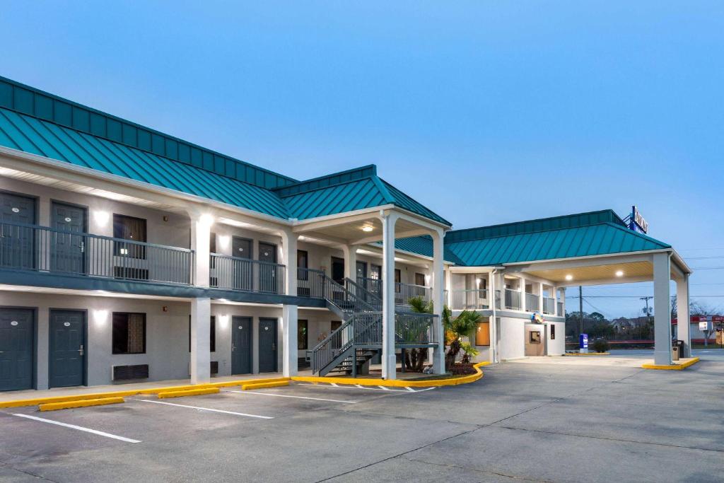 比洛克西Baymont by Wyndham Biloxi - Ocean Springs的酒店前面的一个空停车位