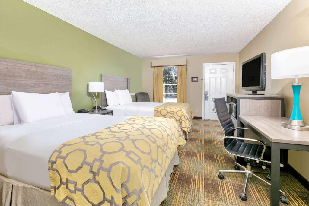 普拉特维尔Baymont by Wyndham Prattville - Montgomery的酒店客房配有两张床和一张书桌