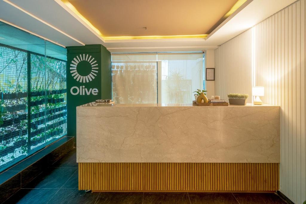 班加罗尔Olive MG Road Dunsvirk Inn - by Embassy Group的办公室,上面有标牌