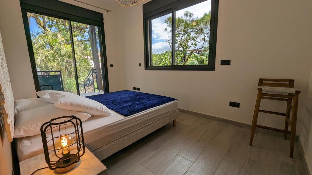 埃唐萨莱莱班海滩Villa des 3 sables, COCO的一间卧室设有一张床和两个大窗户