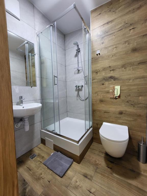 弗罗茨瓦夫FOKA Hostel的带淋浴、卫生间和盥洗盆的浴室