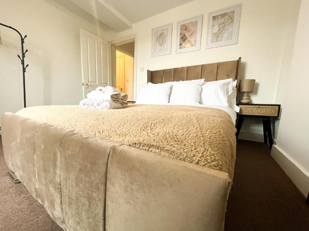 KentLovely 1 Bedroom Flat In Gravesend的卧室配有带白色枕头的大床