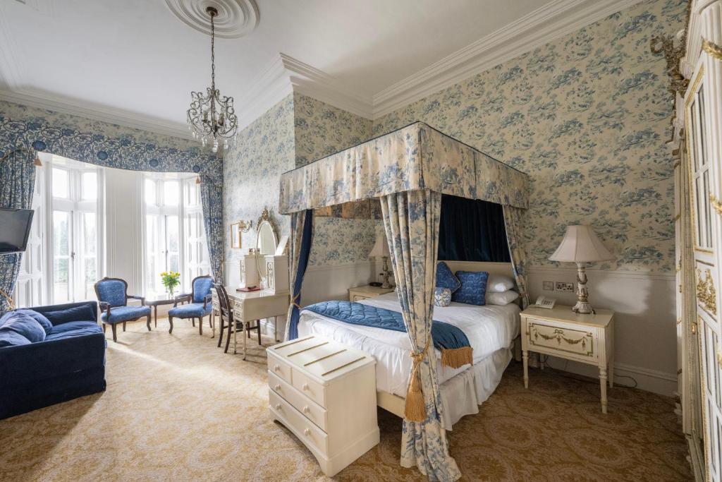 巴利纳Belleek Castle, Ballina的一间卧室配有天蓬床和蓝色壁纸