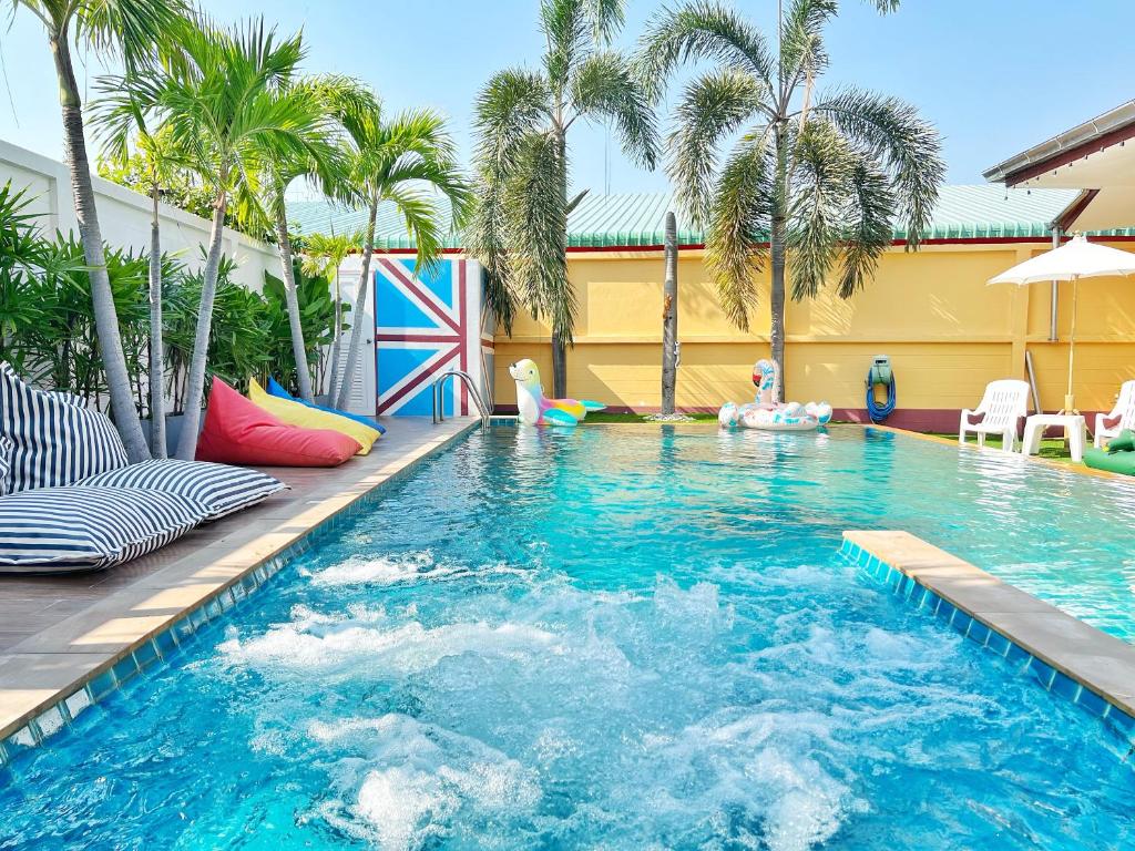 乔木提恩海滩Mantra Pattaya Pool Villa-Pool with Jacuzzi in Pattaya-Pet-Friendly的度假村内一座种有棕榈树的大型游泳池