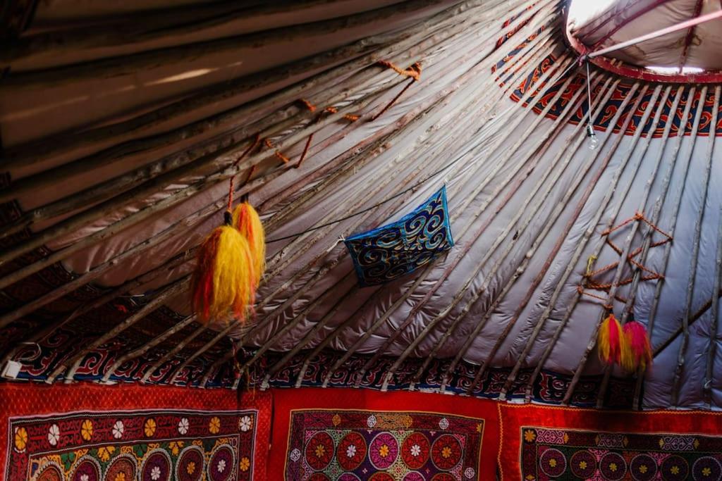 BügatNomadic Life in a yurt的帐篷的天花板,上面挂着纱线