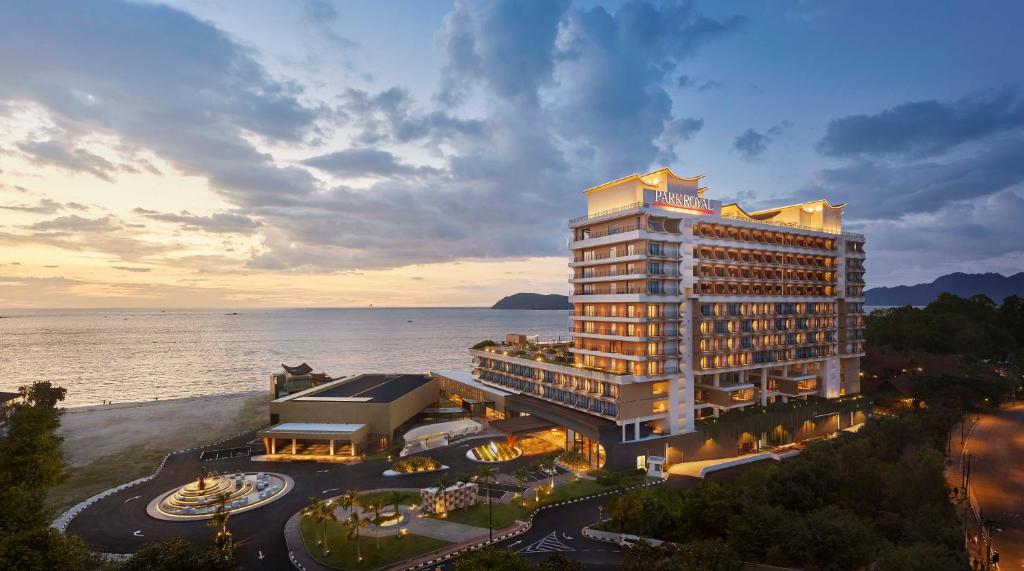 珍南海滩PARKROYAL Langkawi Resort的日落时在海滩上酒店 ⁇ 染
