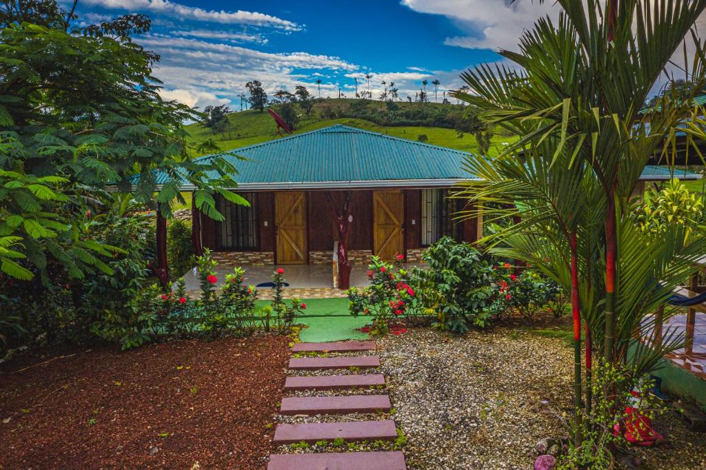 比加瓜Rio Celeste Springs Blue Lodge的房屋前带走道的花园
