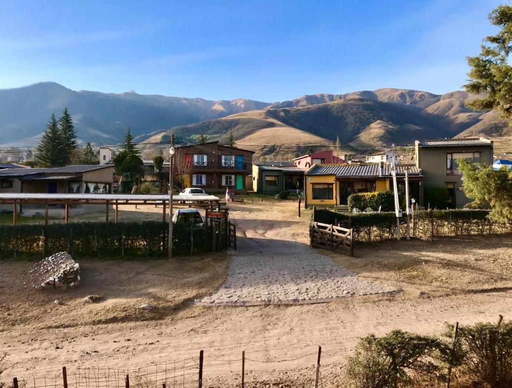 塔菲德尔瓦勒Cabañas Cultura Tafi的一座拥有房屋和山脉的小镇