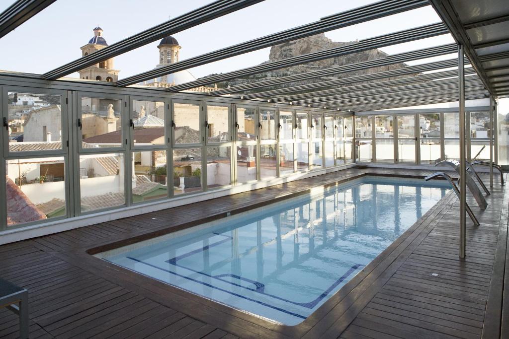 阿利坎特Hospes Amérigo, Alicante, a Member of Design Hotels的建筑物屋顶上的游泳池