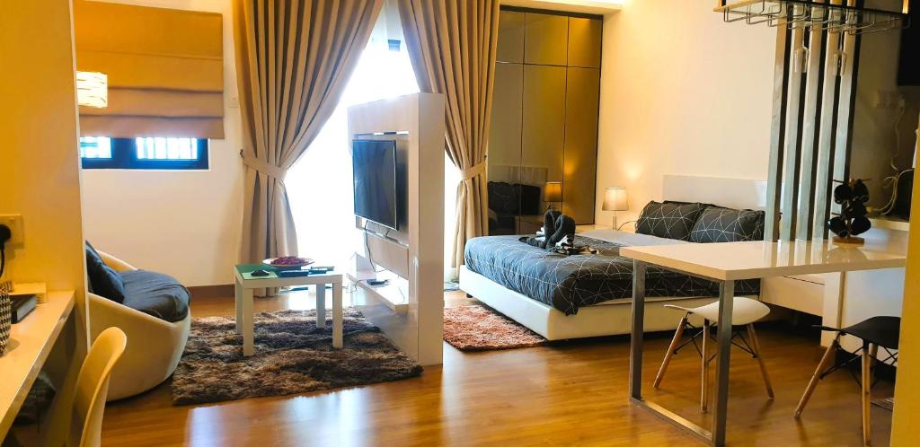 蕉赖Eshue Designer Suites @ Simfoni Towers的一间卧室配有一张床,客厅配有桌子