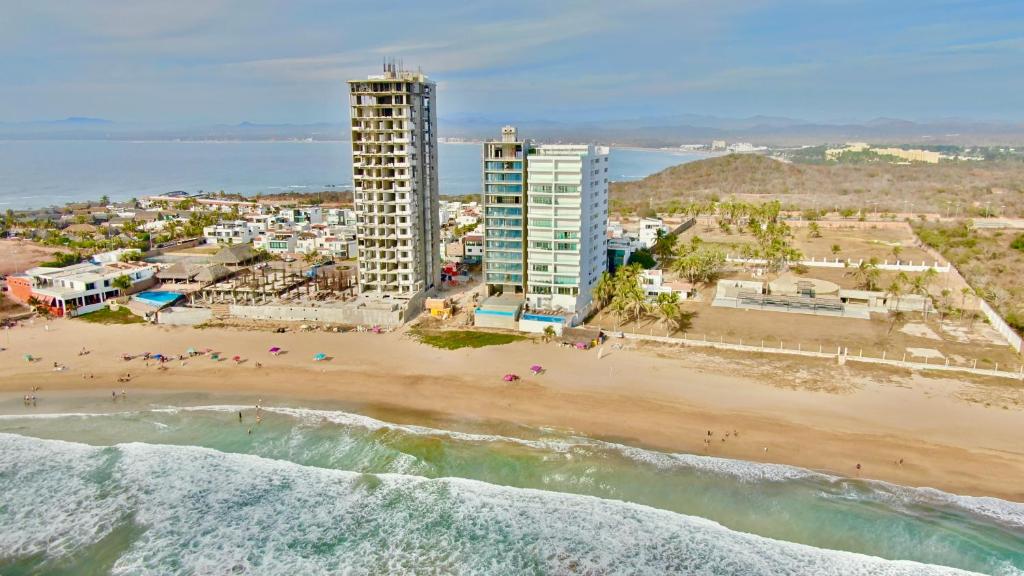 马萨特兰Brujas Tower Beach Resort的享有海滩和建筑的空中景致