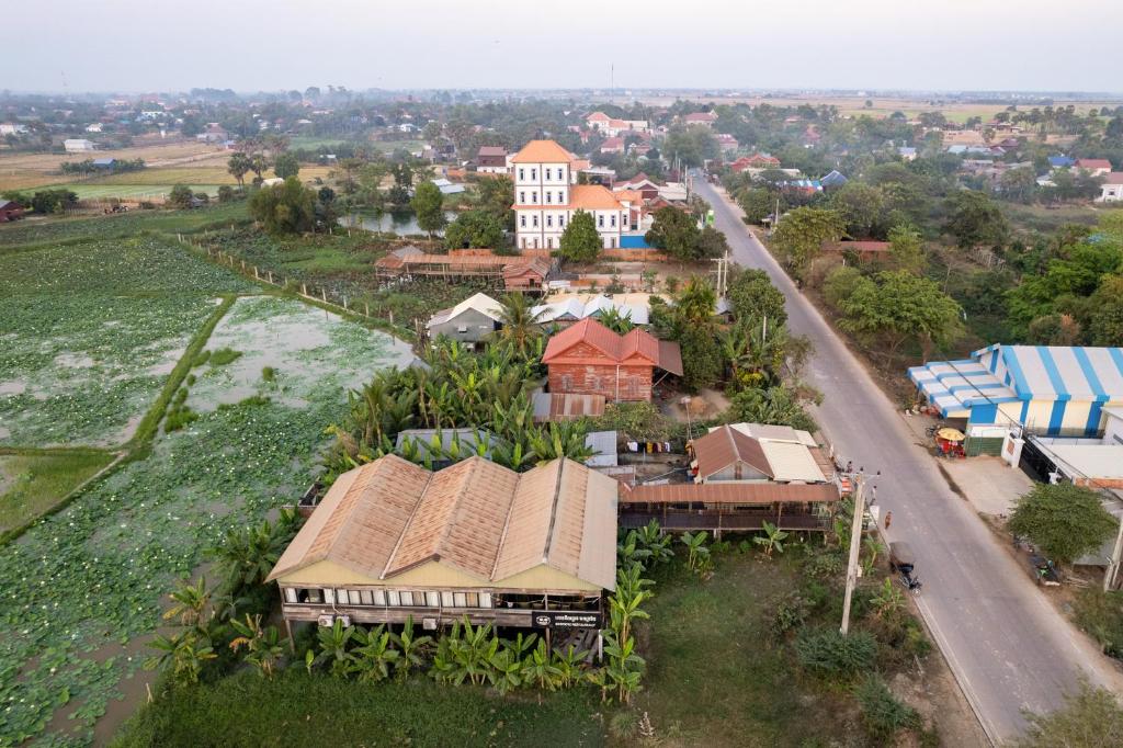 Phumĭ Rœssei LŭkDamnak Phnom Krom Homestay的享有村庄的空中景色,有房子和道路