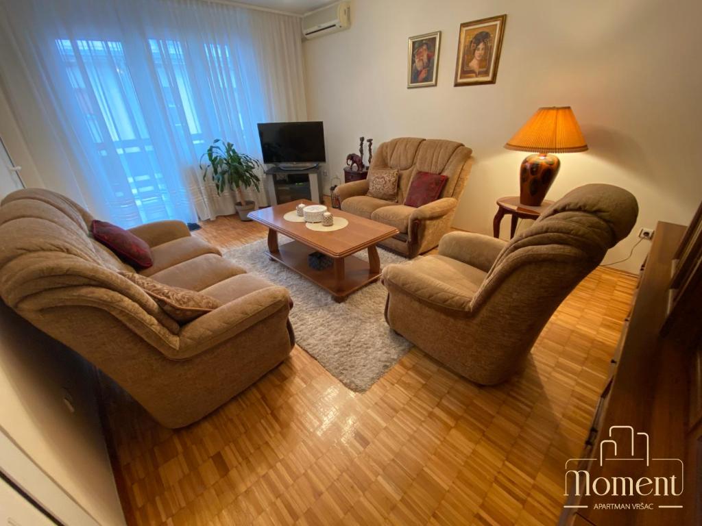 弗尔沙茨Moment Apartman Vrsac的客厅配有两张沙发和一张咖啡桌