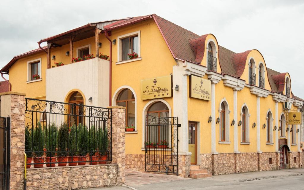 巴亚马雷丰塔纳旅馆的前面有门的黄色建筑