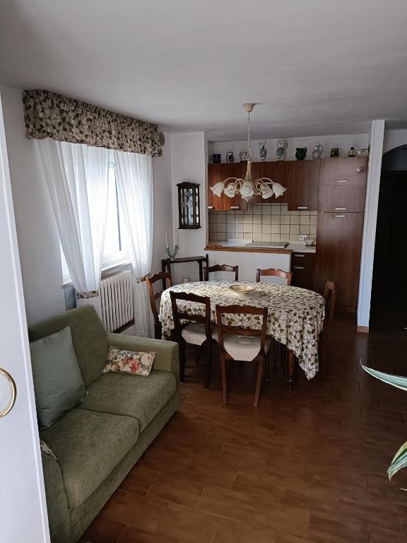法诺Casa Elisabetta的客厅配有桌子和沙发