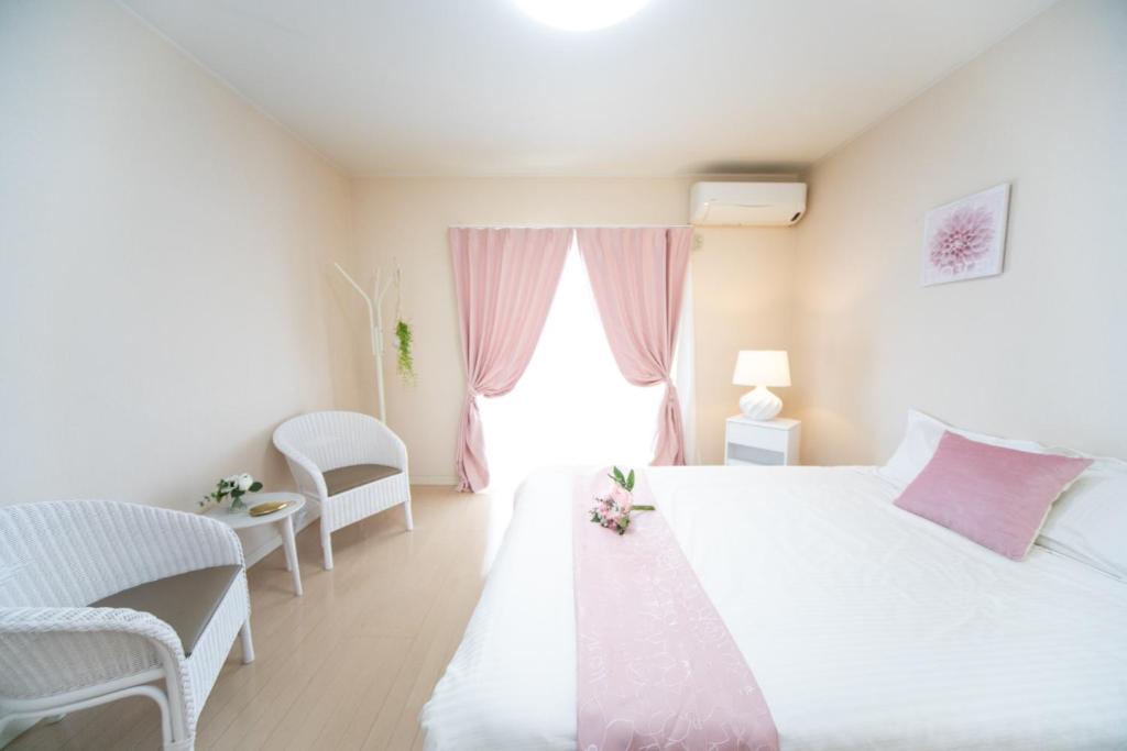 四日市Yokkaichi - House - Vacation STAY 68949v的白色的卧室设有床和窗户