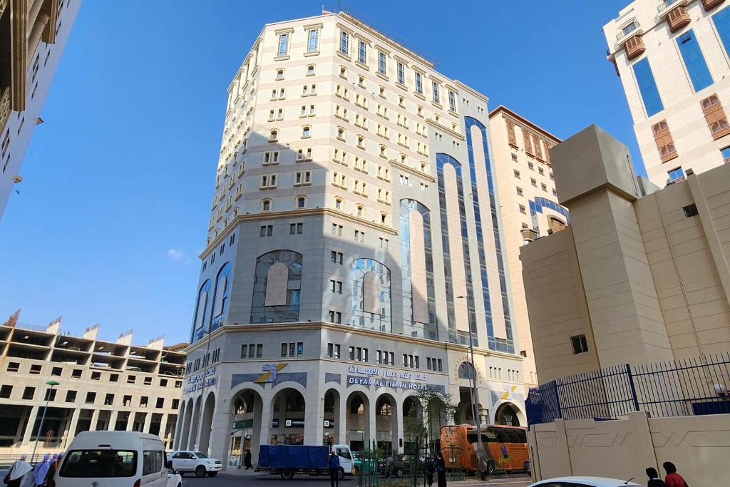 麦地那Deyar Al Eiman Hotel的一条城市街道上高大的白色建筑