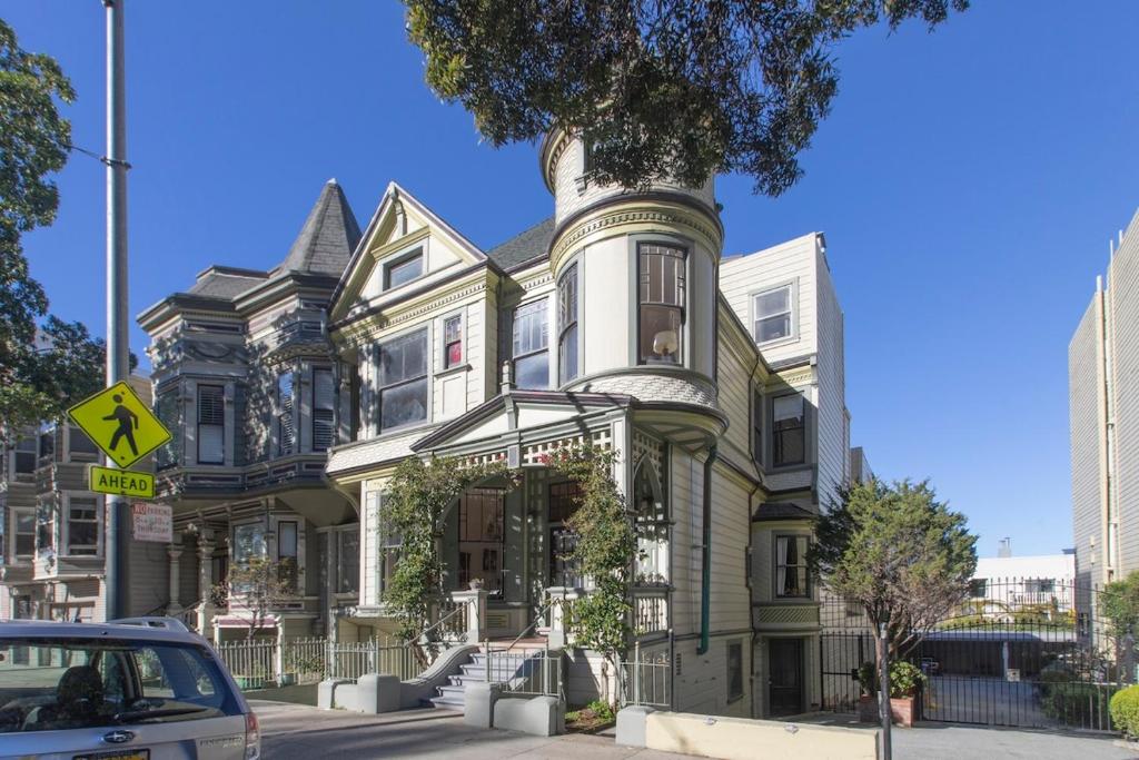 旧金山Gorgeous Victorian Flat的前面有棵树的绿色房子