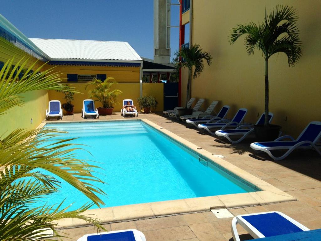 哥西尔卡莱贝思酒店的一座带躺椅的游泳池位于大楼旁